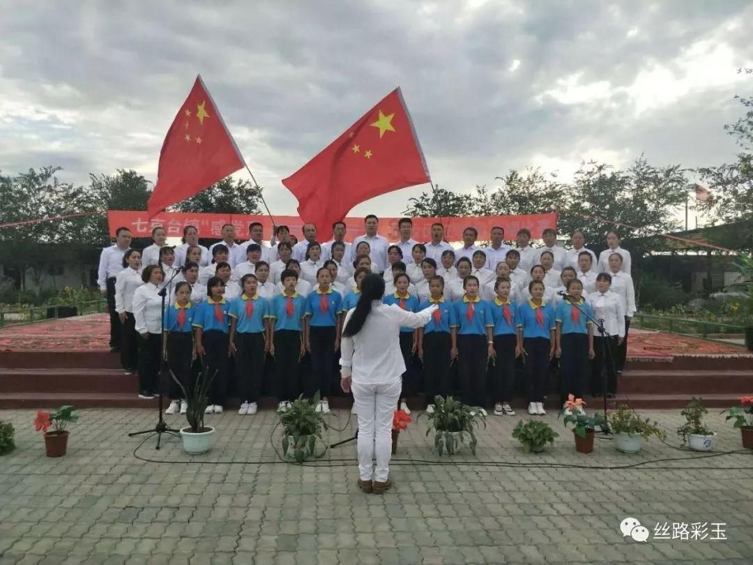 何洁穿黑色抹胸礼裙秀事业线 裸唇大波浪性感迷人